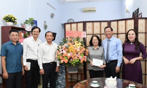 Chủ tịch UBND TP. Hồ Chí Minh Phan Văn Mãi thăm cán bộ lão thành ngành Y tế